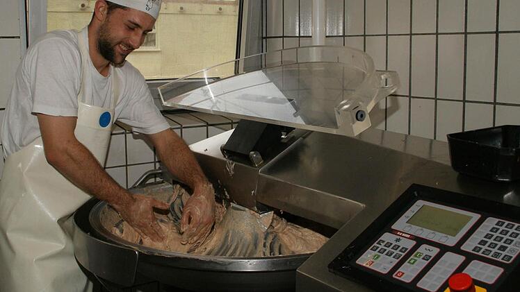 Moritz Schmitt ist in diesem Jahr der einzige Metzger-Lehrling aus dem Landkreis Haßberge, der seinen Gesellenbrief erhielt. Hier ist er an seinem Arbeitsplatz, als er gerade Paprikawurst herstellt.  Fotos: Sabine Weinbeer