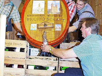 Zum Erstaunen der Wolfsdorfer ließ Peter Ehrhardt aus Birkenhördt (links) aus der Front des Weinfasses Wein fließen. Fotos: Thomas Hümmer