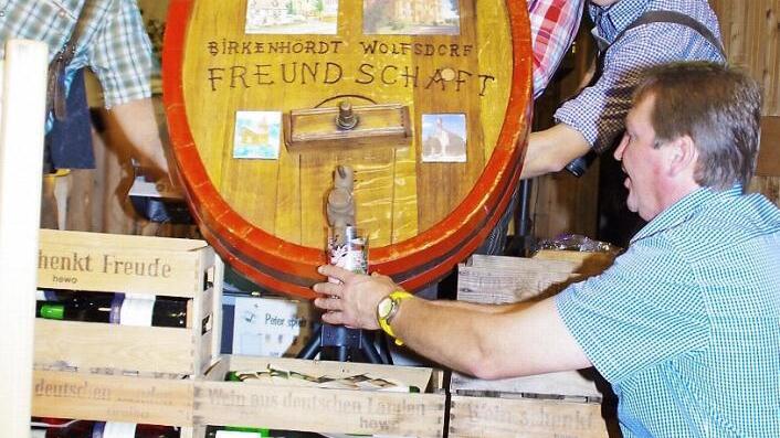 Zum Erstaunen der Wolfsdorfer ließ Peter Ehrhardt aus Birkenhördt (links) aus der Front des Weinfasses Wein fließen. Fotos: Thomas Hümmer