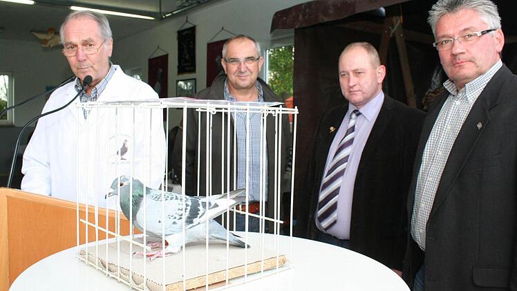 Versteigerer Walter Schlenk (mit weißem Mantel) mit den Vätern der Idee: Herbert Schorr, Joachim Fries, Wolfgang Bauer (v. l.)