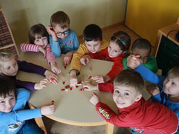 Die neun Vorschulkinder im Seubelsdorfer Kindergarten haben anlässlich des vermeintlichen Unglückstags, Freitag, 13., über das Glück philosophiert.  Foto: Anja Greiner