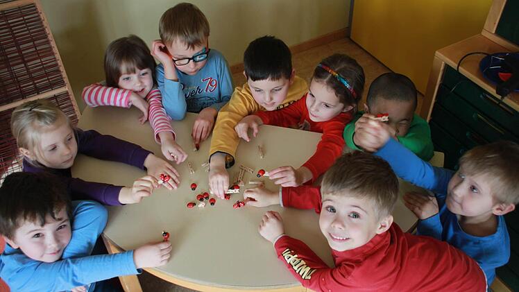 Die neun Vorschulkinder im Seubelsdorfer Kindergarten haben anlässlich des vermeintlichen Unglückstags, Freitag, 13., über das Glück philosophiert.  Foto: Anja Greiner