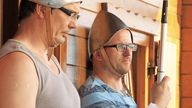 Wachsoldaten mit Besenstielen: Harald Jörig (re.) und Jürgen Lind