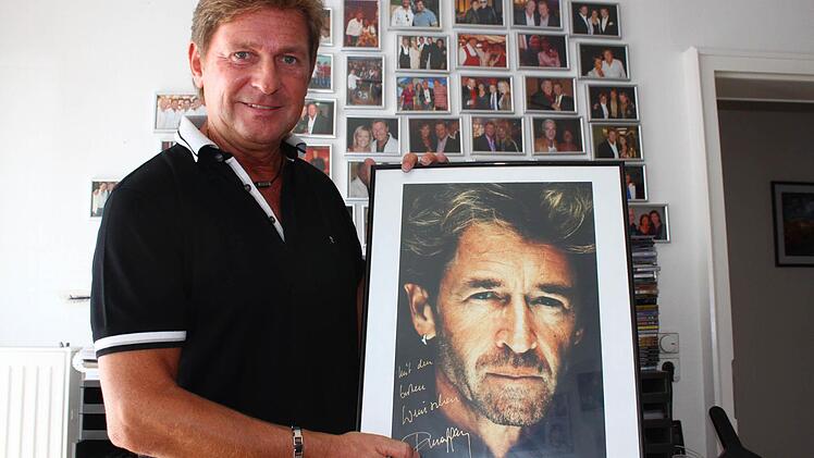 Eine Foto mit Widmung hat er von Peter Maffay bekommen. Foto: Jürgen Gärtner