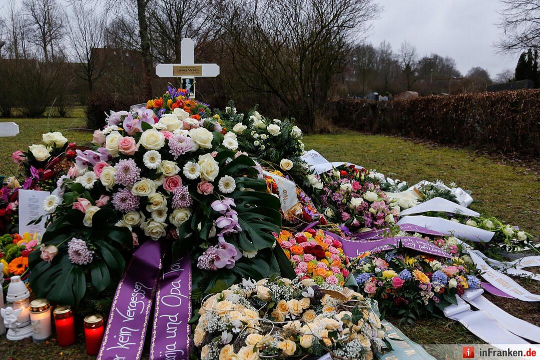 Blumen auf dem Grab von Janina.