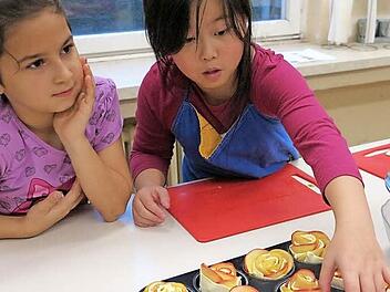 Kochen, backen und basteln machen den Kindern Spaß. Foto: Carmen Schwind