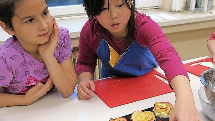 Kochen, backen und basteln machen den Kindern Spaß. Foto: Carmen Schwind
