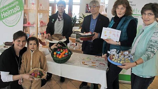 Vertreter der Lichtenfelser BBV-Gruppe um Kreisbäuerin Marion Warmuth (hi. li.) und Geschäftsführer Hans Rebelein machte in der Obermain-Therme auf die schlechte Bezahlung der Landwirte aufmerksam. Foto: Schmitt