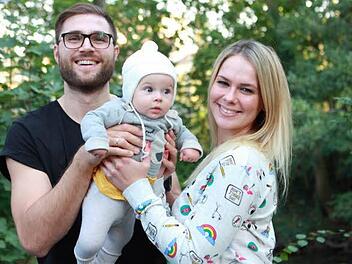 Fühlen sich pudelwohl in ihrer neuen Heimat Coburg: Katrin und Fabian Franke mit Tochter Lena. Foto: Katja Nauer
