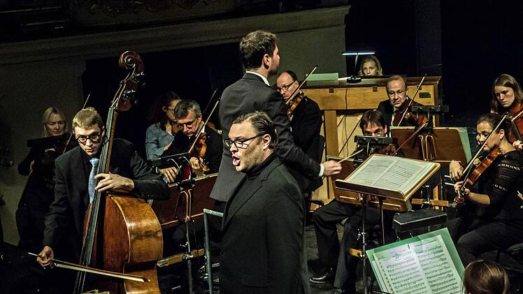 Junge Talente aus der Region und Profis des Philharmonischen Orchester musizierten zusammen beim "Concert for Kids" unter Leitung von Dominik Tremel im Landestheater Coburg. Foto: Jochen Berger