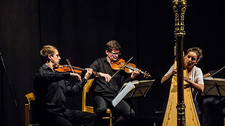 Das Philharmonische Quartett München, die Harfenistin Teresa Zimmermannund Egbert Tholl als Sprecher interpretierten "Die Maske des roten Todes" von Edgar Allen Poe in der Vertonung von André Caplet.Foto: Jochen Berger