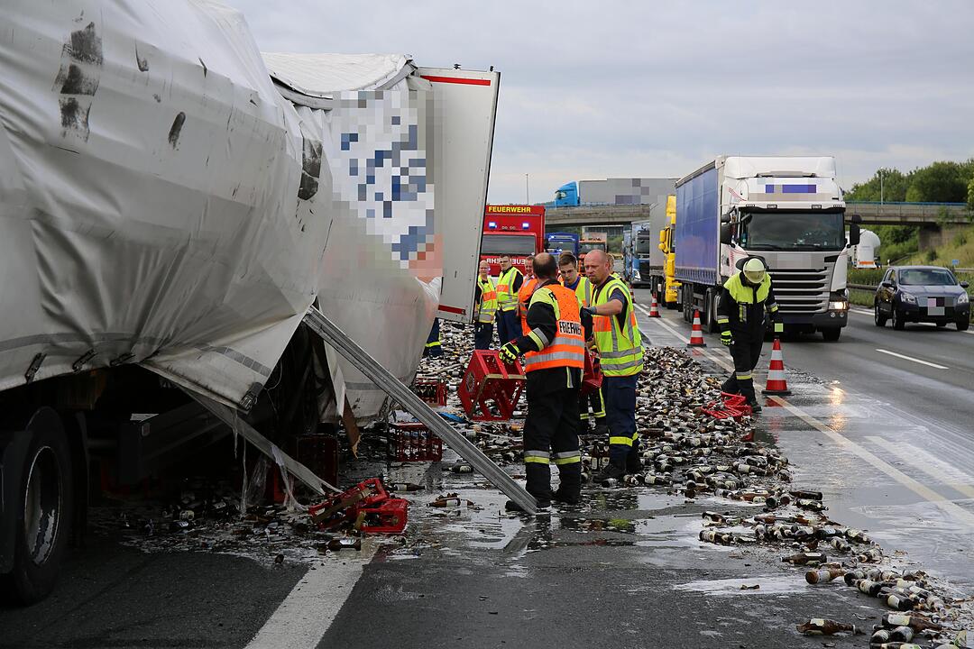 Laster verliert Ladung: Bier verteilt sich auf A9 bei Bad Berneck