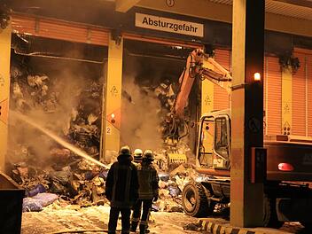 Die ganze Nacht war die Feuerwehr mit der Brandbekämpfung im Müllheizkraftwerk beschäftigt. Foto: News5/Merzbach