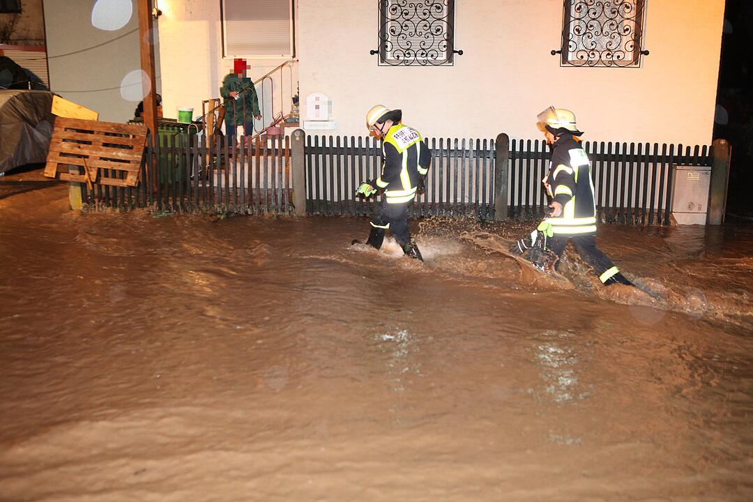 Hochwasser in Franken: In der Nacht zum Freitag kam es in Ansbach zu teils schweren Überschwemmungen