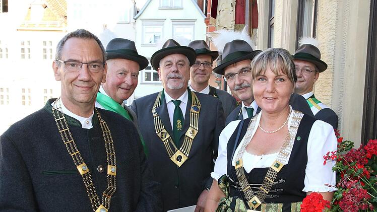 Rückgabe der Traditionsfahne auf dem RathausbalkonWolfgang Desombre