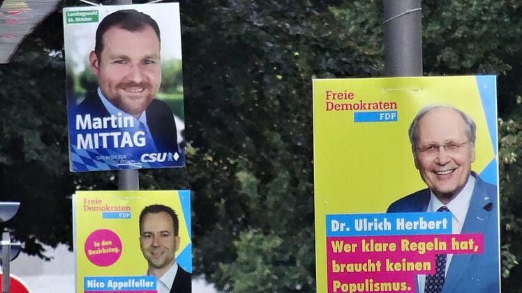 Unübersehbar: Wahlplakate grüßen in Coburg seit dem Wochenende von vielen Laternenmasten oder als großformatige Aufsteller an Verkehrskreiseln. Sechs Wochen vor dem Wahltag ist das Aufhängen von Plakaten gestatten.Foto: Jochen Berger