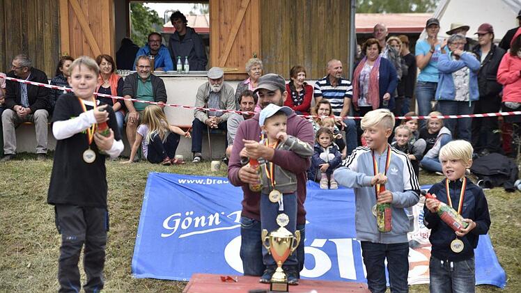 Die Siegerehrung in der leichten Fahrzeugklasse: 1. Platz "MS Baggy" aus Hammelburg mit Vater Sebastian am Steuer und seinem vierjährigen Sohn Anton als Beifahrer, 2. Platz Emil Hemetsberger ("Gecko") aus Königsberg, 3. Platz "Feuerblitz" aus Haßfurt mit Levin und Milan