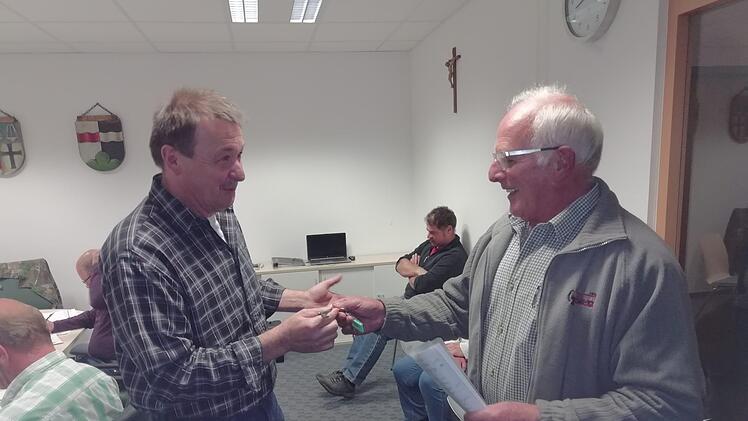 Nach 60 Jahren ist die Riedenberger Gefrieranlage nun endgültig Geschichte. Heinz Kopp (rechts) überreichte Bürgermeister Roland Römmelt in der jüngsten Gemeinderatssitzung symbolisch den Schlüssel und gab das Gebäude offiziell an die Gemeinde zurück. Foto: Evelyn Schneider