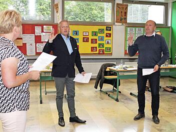 Bürgermeisterin Regina Bruckmann (links) bei der Vereidigung ihrer beiden Stellvertreter: Günter Rost (rechts) wurde Zweiter, Gerrit Hoppe (links) Dritter Bürgermeister. Foto: Evi Seeger