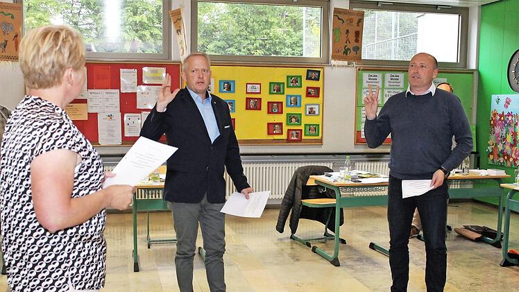 Bürgermeisterin Regina Bruckmann (links) bei der Vereidigung ihrer beiden Stellvertreter: Günter Rost (rechts) wurde Zweiter, Gerrit Hoppe (links) Dritter Bürgermeister. Foto: Evi Seeger