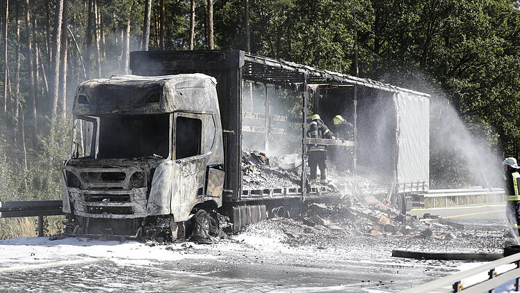 Lastwagen in Vollbrand: Massive Verkehrsbehinderungen auf der A3