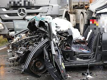 B470 bei Höchstadt: Frontalcrash mit Lkw endet tödlich - Vollsperrung nach Tragödie