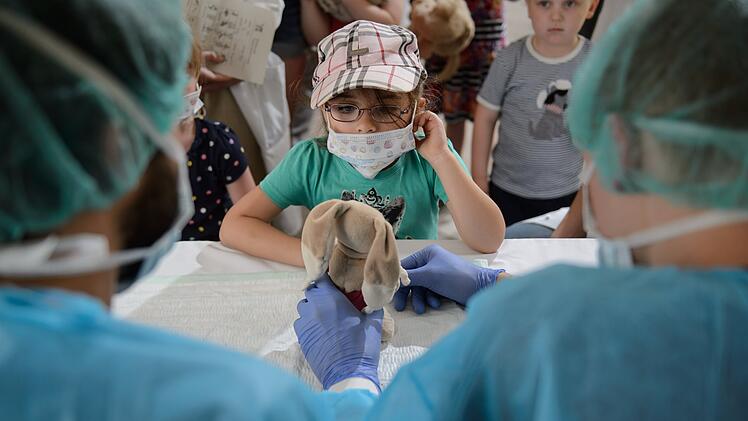 Würzburg: Uniklinik verarztet Kuscheltiere in der "Teddyklinik" - das ist das Ziel des Projekts