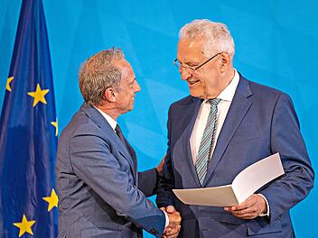 Thorsten Glauber (l.) bekommt die Verdienstmedaille von Joachim Herrmann &uuml;berreicht. BayStMI/Alexandra Beier