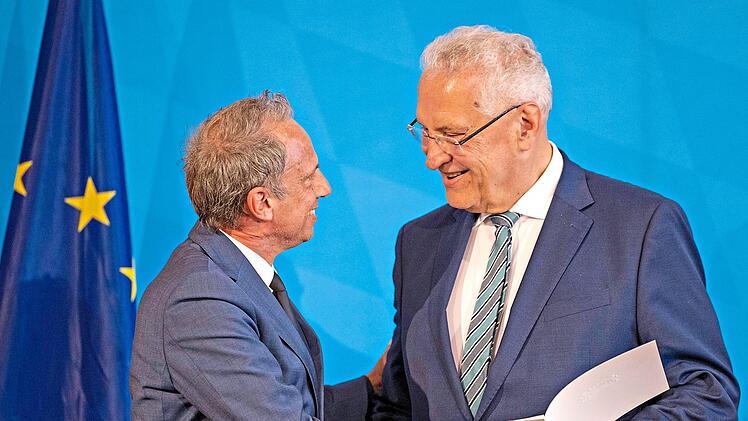 Thorsten Glauber (l.) bekommt die Verdienstmedaille von Joachim Herrmann &uuml;berreicht. BayStMI/Alexandra Beier