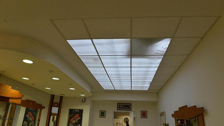 Der Lichtschacht: Von hier ließen sich die Täter in den Laden herab.