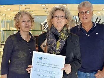 Kathrin Langguth, Gabriela Hüttl und Jochen Langguth (von links) beim Überreichen der Urkunde. Foto: Wilfried Roppelt
