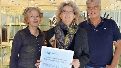 Kathrin Langguth, Gabriela Hüttl und Jochen Langguth (von links) beim Überreichen der Urkunde. Foto: Wilfried Roppelt