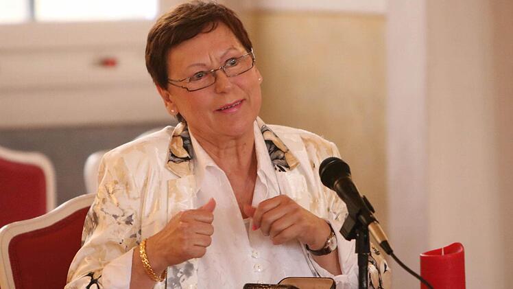 Die Schriftstellerin Tatjana Kuschtewskaja beim Festival "Russischer Herbst" im Riesensaal der Coburger Ehrenburg.Foto: Jochen Berger