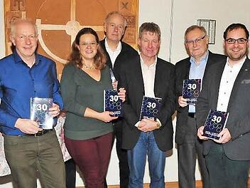 Die Autoren stellten ihre Beiträge selbst vor. Franz Kachler (l.) ist der verantwortliche Redakteur, Rudolf Schmidt (2. v. l.) der Vorsitzende. Foto: See