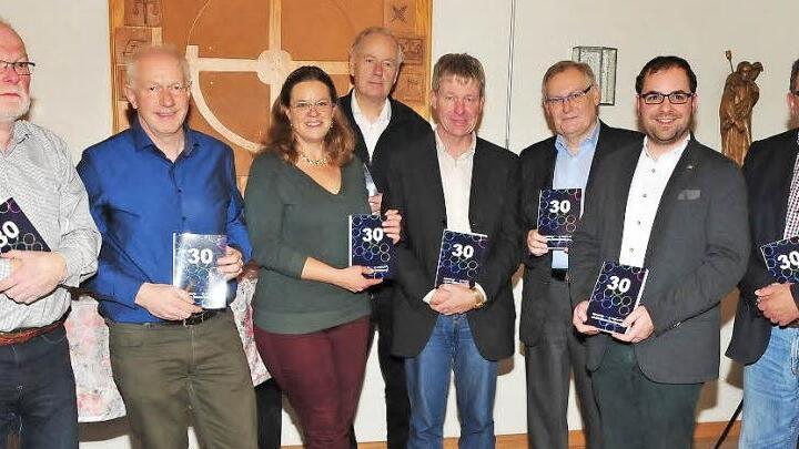 Die Autoren stellten ihre Beiträge selbst vor. Franz Kachler (l.) ist der verantwortliche Redakteur, Rudolf Schmidt (2. v. l.) der Vorsitzende. Foto: See