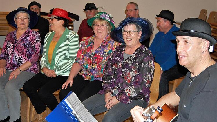 Letzte Probe der Burkardrother Sängervereinigung mit Gitarrist Willi Kirchner für die beiden Faschingsauftritte. Foto: Sigismund von Dobschütz