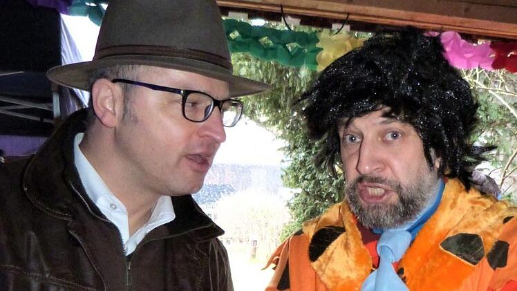 Regierungsdirektor Oliver Hempfling (Mitte) im Gespräch mit BRK-Kreisgeschäftsführer Jürgen Dippold (links)