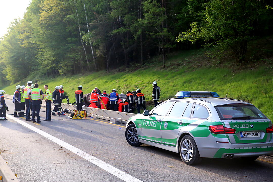 Auto überschlägt sich im Baustellenbereich auf der A6 im Kreis Roth