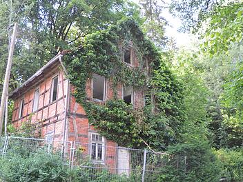 Unbekannte haben ein Dutzend Fenster aus dem Obergeschoss des Brücknershauses in Weißenbrunn gestohlen.Rainer Lutz
