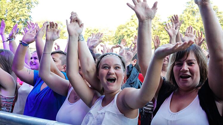 Als Vorband heizten "Tonbandgerät" die Stimmung an. Matthias Hoch
