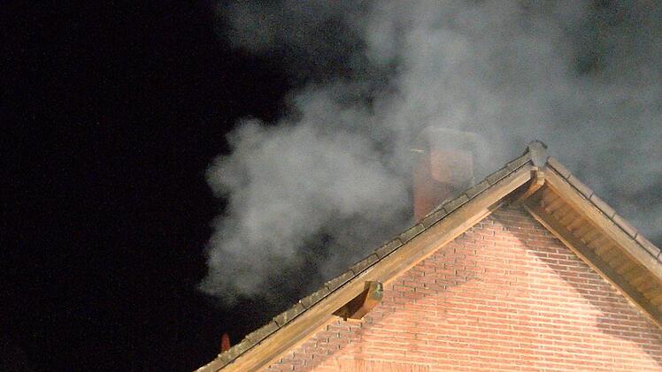 Nach einem Blitzeinschlag geriet ein Haus in Unterfranken in Brand. Dabei entstand hoher Sachschaden. Foto: NEWS5 / Paso