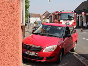 Eine Frau verlor die Kontrolle über ihr Auto und fuhr gegen ein Haus. Die Feuerwehr regelte während der Unfallaufnahme den Verkehr, damit die Autos  Richtung Bamberg und Nackendorf abfließen konnten und sich keine längeren Staus bildeten. Fotos: Karina Brock