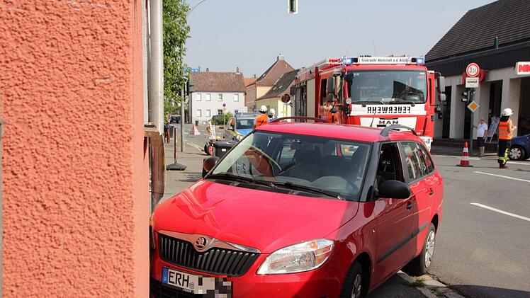 Eine Frau verlor die Kontrolle über ihr Auto und fuhr gegen ein Haus. Die Feuerwehr regelte während der Unfallaufnahme den Verkehr, damit die Autos  Richtung Bamberg und Nackendorf abfließen konnten und sich keine längeren Staus bildeten. Fotos: Karina Brock