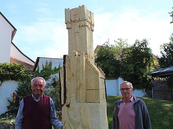 Erhard (links) und Herbert Franke sind stolz auf ihren Altvaterturm im Garten in Gremsdorf.  Foto: Andreas Dorsch