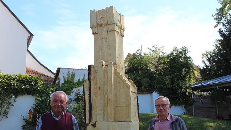 Erhard (links) und Herbert Franke sind stolz auf ihren Altvaterturm im Garten in Gremsdorf.  Foto: Andreas Dorsch