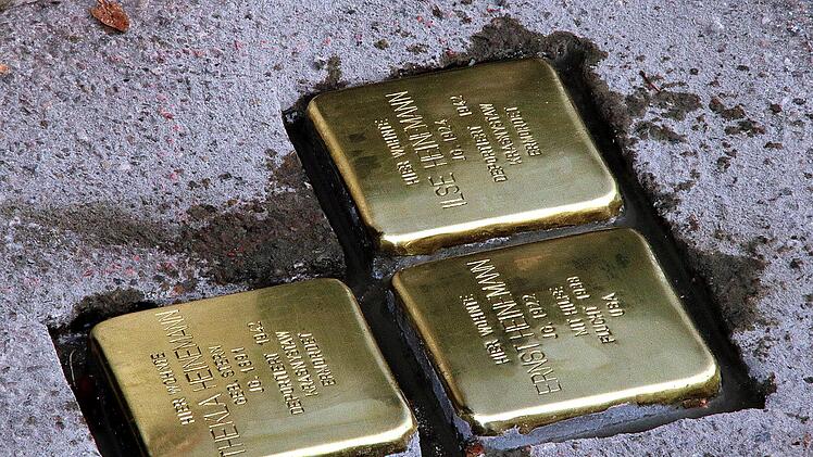 Drei Stolpersteine verlegte der Künstler Gunter Demnig vor dem Haus  Hauptstraße 82 in Poppenlauer und 18 weitere vor diversen anderen Häusern.  Foto: Dieter Britz