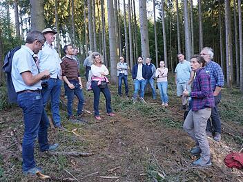 Ein Waldbegang des Bad Brückenauer Stadtrates fand  mit Jochen Manke und Birgit Badde von der Forstverwaltung Rupboden statt. Der Termin des Waldbegangs war noch weit vor dem Corona-Lockdown. Foto: Marion Eckert