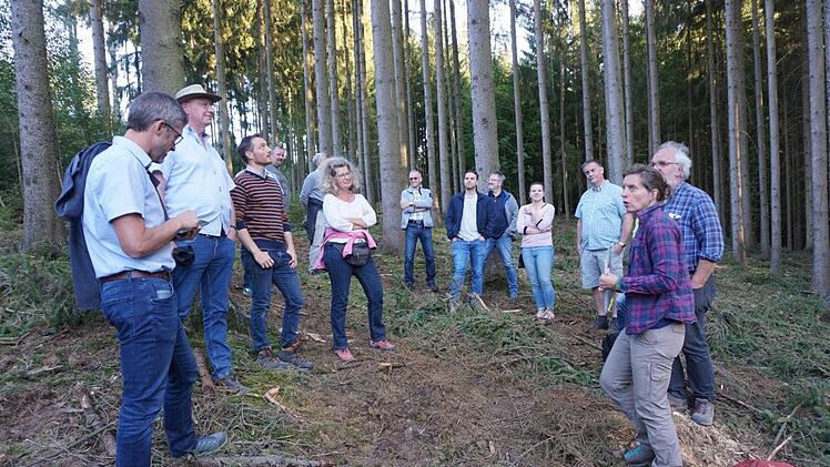 Ein Waldbegang des Bad Brückenauer Stadtrates fand  mit Jochen Manke und Birgit Badde von der Forstverwaltung Rupboden statt. Der Termin des Waldbegangs war noch weit vor dem Corona-Lockdown. Foto: Marion Eckert