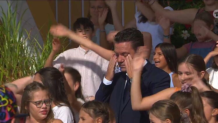 Die Kinder vom "Roten Mikrofon" widmen Stefan Mross ein Lied, welches den Moderator zu Tr&auml;nen r&uuml;hrt.