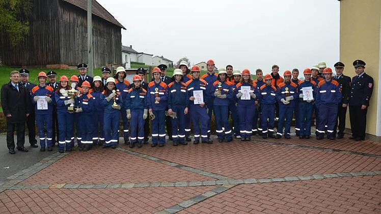 Diese Jugendlichen nahmen am Gemeinde-Cup-Wettbewerb der Jugendwehren der Gemeinde Stockheim teil. Mit im Bild Bürgermeister Rainer Detsch (links) sowie Vertreter der Kreisbrandinspektion und einige Ausbilder. Fotos: K.-H. Hofmann